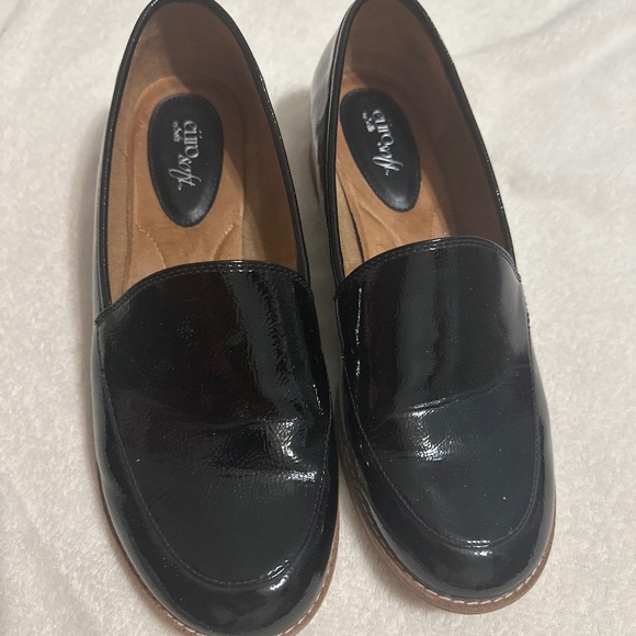 Euro Soft black patent flats - Picture 1 of 4